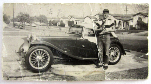 Foto driver convertibile MG Roadster 1948 vintage con cane chihuahua anni 40-50 - Foto 2 di 4