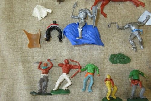JOBLOT BUNDLE OF TIMPO PLASTIC SOLDIERS KNIGHTS ARABS TURKS INDIANS COWBOYS - Picture 9 of 12