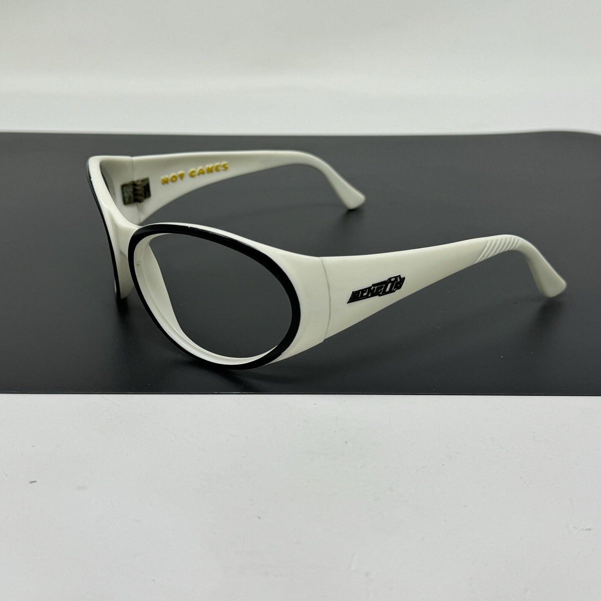 VINTAGE ARNETTE Hot Cakes White And Black No Lenses VINTAGE ARNETTE Hot Cakes White And Black No Lenses