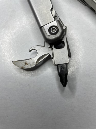 Leatherman Surge 21-in-1 Heavy-Duty Pocket Locking 420HC Stainless Multitool - Picture 10 of 26
