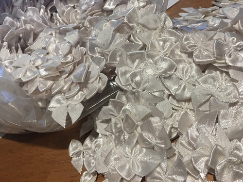 100 PIECES~1990s HQ MINI SATIN RIBBON BOWS~HAND MADE~25MM=1"~ANTIQUE WHITE~AU - Picture 2 of 9