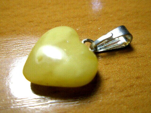 NATURAL BALTIC AMBER PENDANT ,,HEART''- egg yolk color - Picture 2 of 3