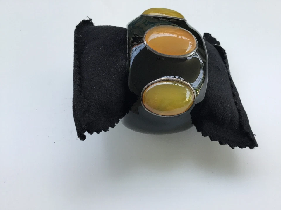 Brazalete de esmalte negro en plata de ley negra con grandes piedras de ágata amarillas Foto 4 de 4
