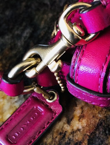 Vintage echt Coach Leder Handgelenktasche, verstellbarer Riemen, Gold Hardware, Magenta - Bild 10 von 17