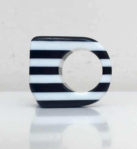 Summer Ring Size 5.5 Lucite Acrylic Plastic Ring № 60 Black and White Lines - Bild 11 von 24