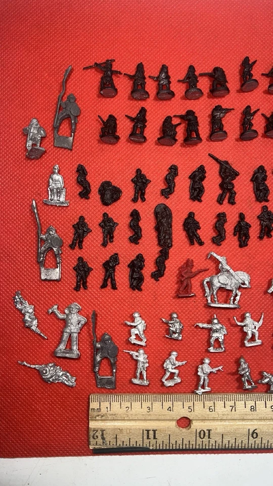 Lote de pequenos soldados em miniatura de metal – figuras mistas de várias épocas - Imagem 2 de 4