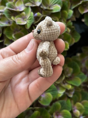 Puppenhaus Miniatur Bär - Handarbeit gehäkelt Amigurumi - winziger Teddybär Spielzeug Micro - Bild 3 von 3