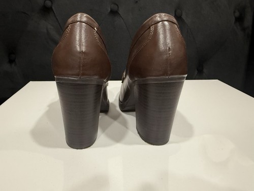 Gently Used Womans US Size 7.5 Bongo Leather Dress Shoes with 3" Heels - Picture 3 of 12