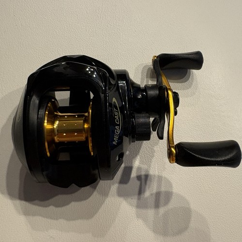 Carrete Bass Pro Shop Mega Cast Baitcast MCX10HE generación antigua relación 6,3:1 negro/dorado - Imagen 4 de 6