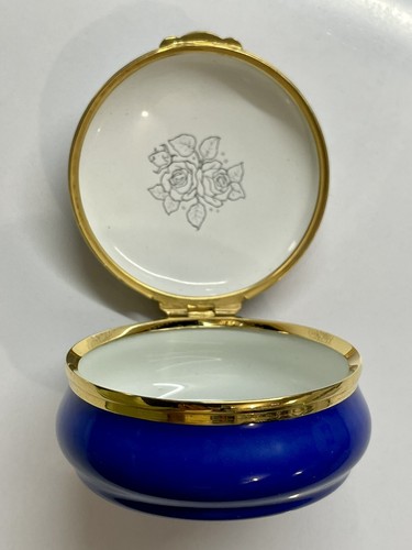 CRUMMLES & CO ROUND ROYAL BLUE 6cm ENAMEL TRINKET BOX BLUE ROSES FLOWERS ENGLAND - Picture 7 of 8