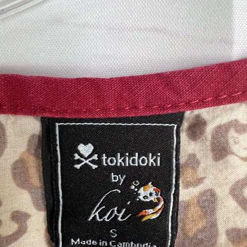 Koi Tokidoki Womens S Scrub Top Leopard Cheetah Print High Heel Design #186PLM - Picture 2 of 5