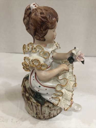 VINTAGE ROCERAM - ROMANIAN PORCEAIN FIGURING OF GIRL IN RUFFLED LACE DRESS - Picture 3 of 5