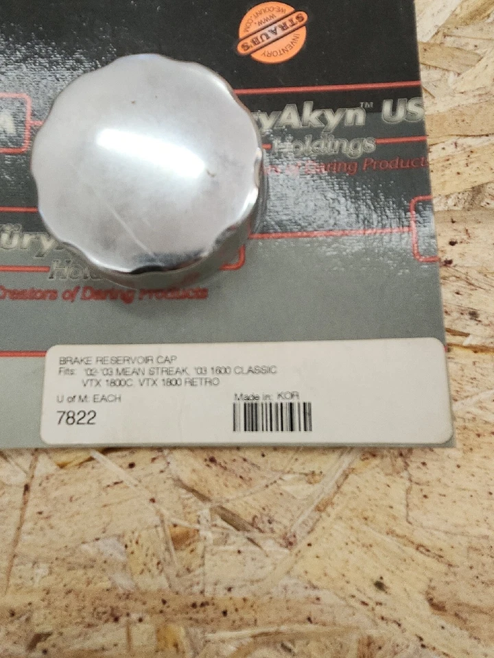 Tapa depósito freno Kuryakyn 7822 cromo montaje en fotos NS382 Foto 2 de 2