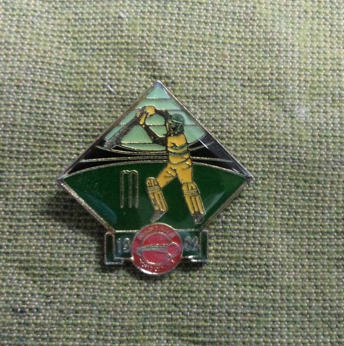 #D548. 1992 AUSTRALIAN WORLD SEIES CRICKET BADGE ON CARD - Picture 2 of 3