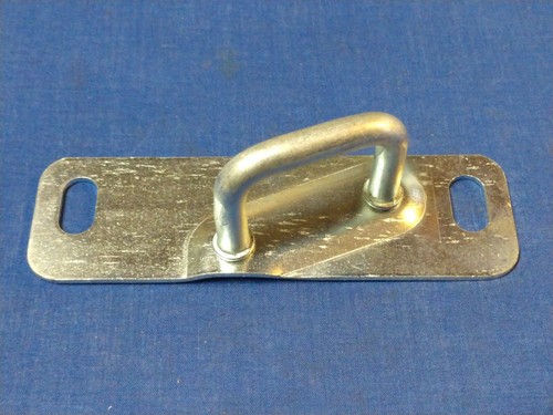 Mopar NOS Striker Catch Bracket # 3670965 1973 C Body - Imagen 2 de 3