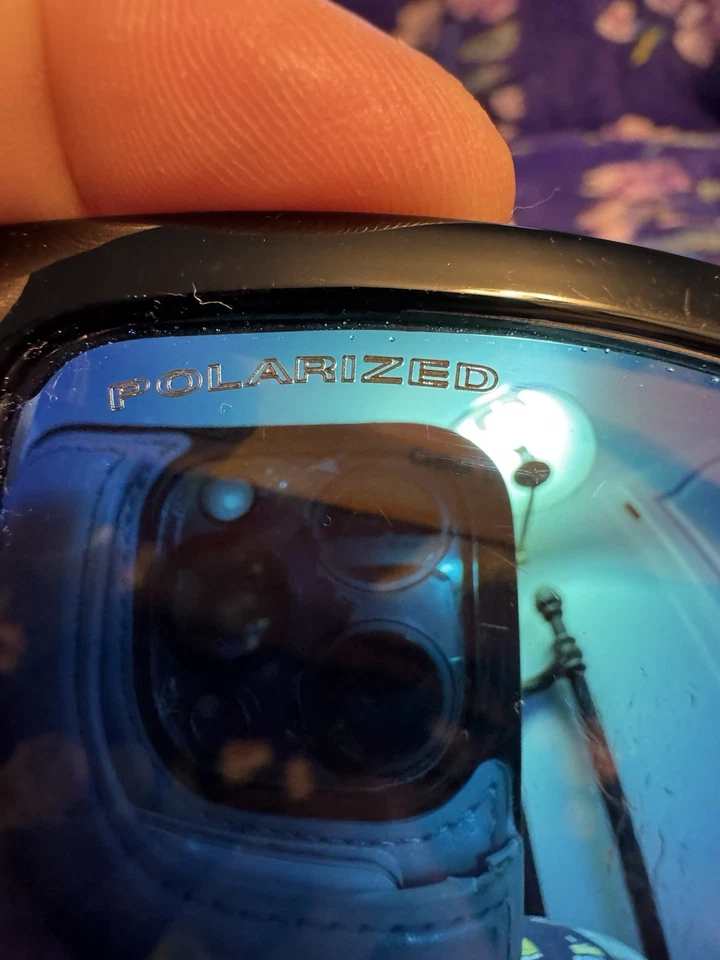 Maui And Sons 054,黑色带金色镜框,蜂蜜木腿,蓝色镜面镜片 — 第 3/4 张图片