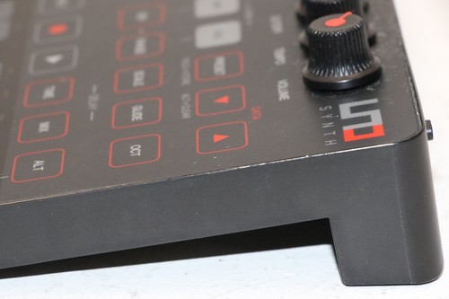 IK Multimedia Uno Synth Portable Monophonic Analog Synthesizer - Picture 7 of 16