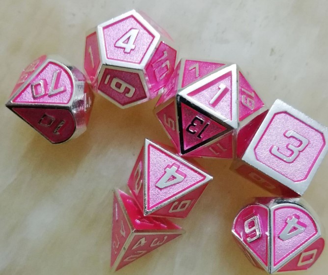 Наборы кубиков премиум-класса Galactic Dice - Розовый и серебристый набор из 7 кубиков в жестяной упаковке