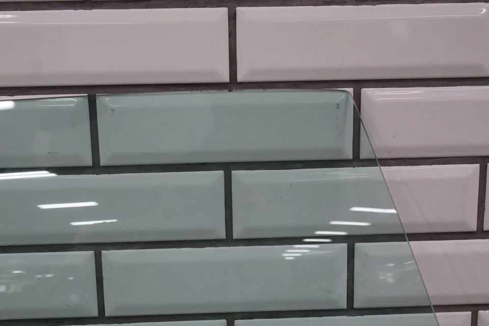 Стекло на окно правой пассажирской двери 1990-1997 Mazda Miata NA - Изображение 2 из 4