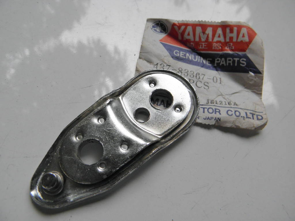 NOS Genuine OEM Yamaha DT 100 DT100 DT125 Turn Signal Lamp Bracket Stay Flasher