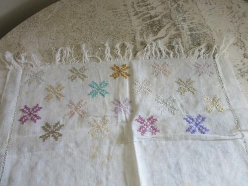 2 vintage embroidered dresser doilies. Geometric pattern - Picture 9 of 12