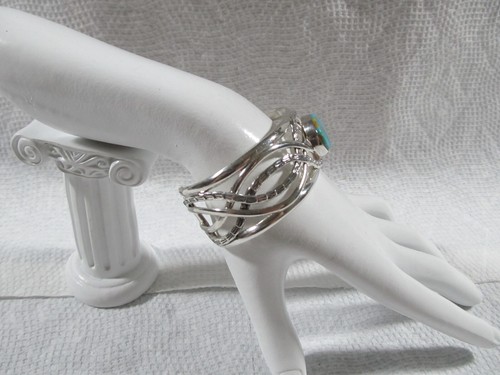 Beautiful Raymond Coriz Pueblo Sterling Silver and Turquoise Cuff Bracelet - Picture 5 of 18