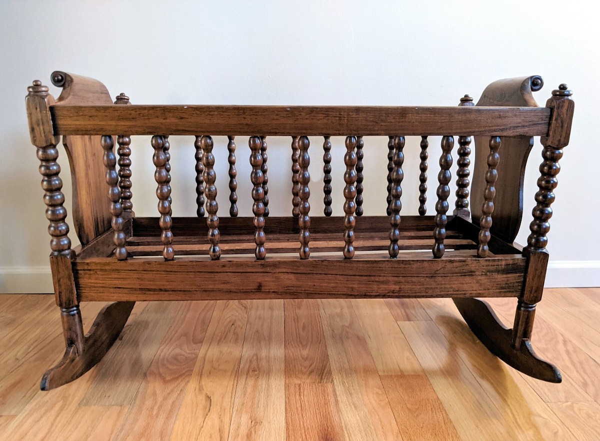 テスト用イングリッシュ Turn of the Century Jenny Lind Walnut Spool Cradle/Bassinet