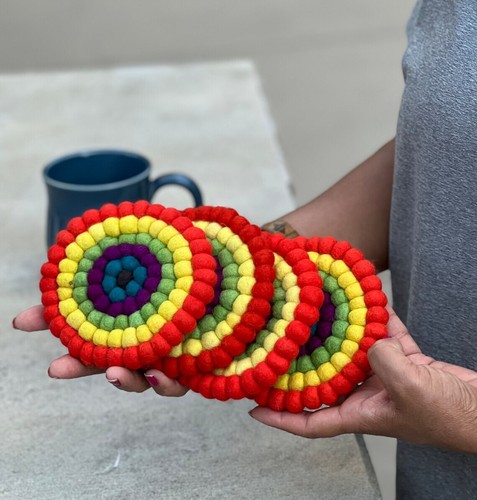 Posavasos de té de bola de fieltro multicolor de comercio justo, juego de posavasos para bebidas, decoración del hogar - Imagen 2 de 16