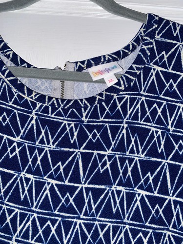 Vestido para damas XL LULAROE Azul Marino Blanco Estampado Geométrico Plisado Amelia Vestido - Imagen 6 de 8