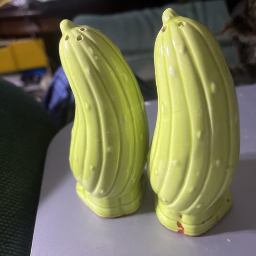 #H - Vintage Novelty Cucumber / Pickle Salt/Pepper Shakers Green Ceramic Japan - Picture 2 of 6