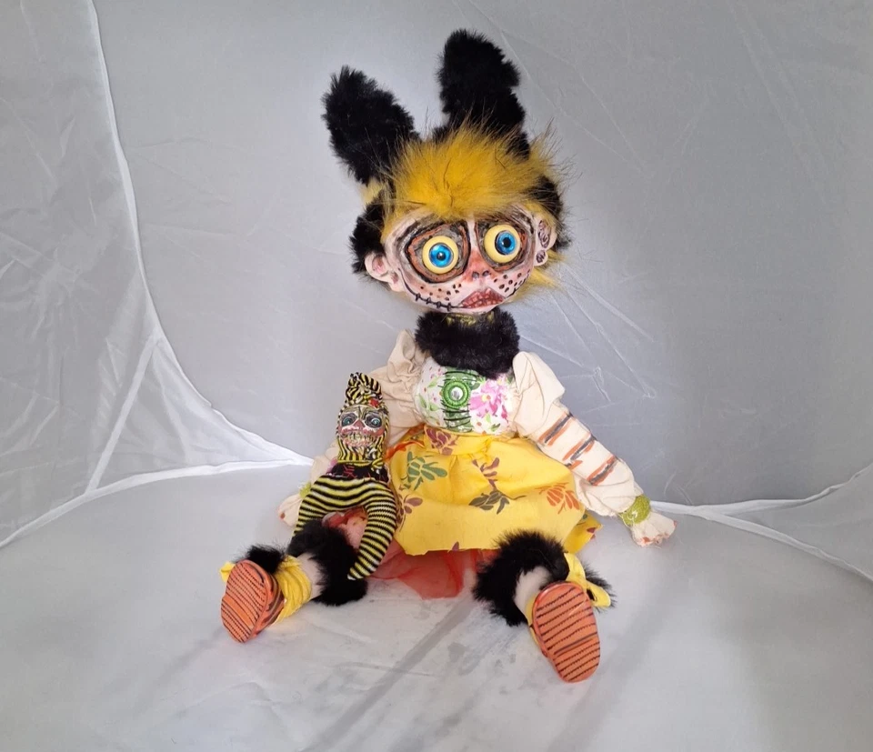 Muñeca artista Coraline Mini-me Bumblebee hecha a mano roble. Muñecas Hauntedsoulsart Foto 3 de 4