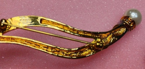 Broche prendedor de doble barra tono dorado Avon grandes perlas de imitación firmadas de colección - Imagen 5 de 9