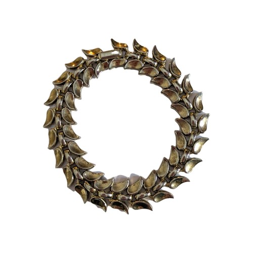 Trifari Vintage Double Leaf Link Chain Bracelet Gold Tone - Picture 1 of 4