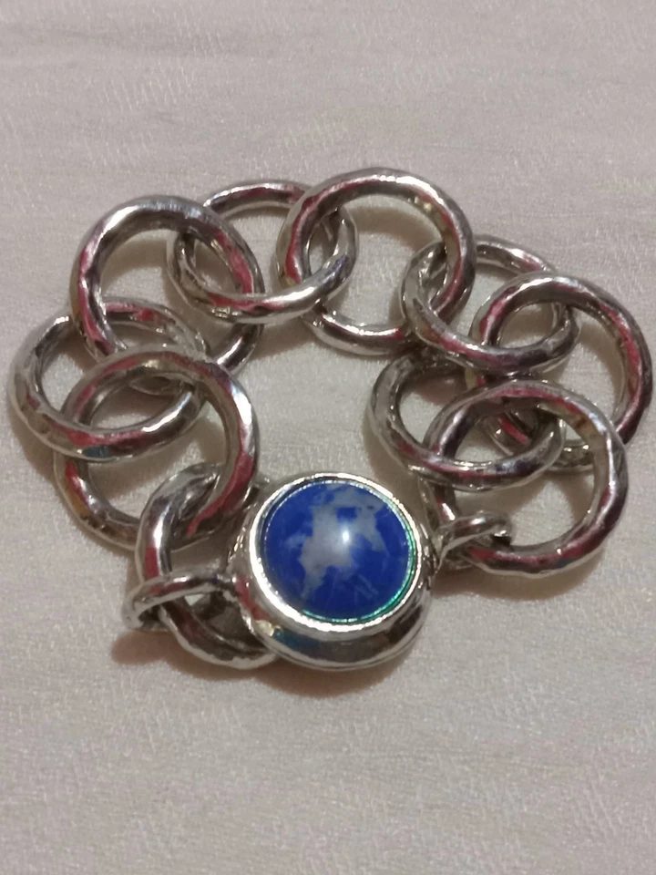 CHICO'S Chunky pulseira de círculos intertravados em tom de prata com fecho magnético - Imagem 3 de 4