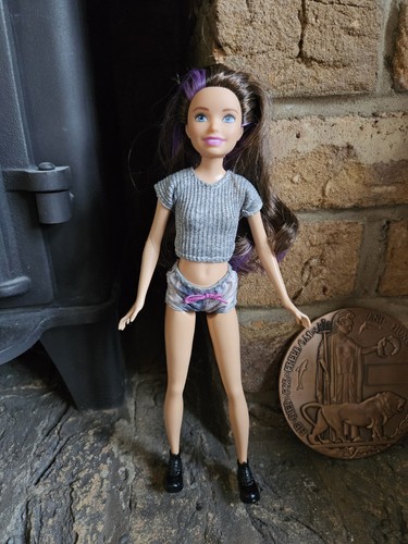 Barbie Skipper Doll Plus Shorts Top Fur Coat Hat Black Ankle Boots - Picture 3 of 5