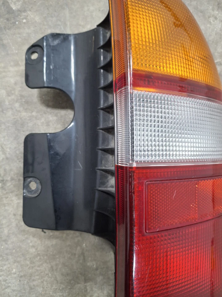 Conjunto de luces traseras de pasajero Chevrolet Tracker 99-04 OEM Foto 4 de 4