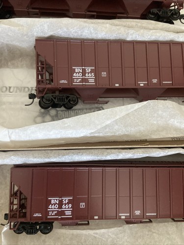 HO Lot of 4 Roundhouse 54’ FMC 3-Bay Covered Hoppers BNSF diff#s - Picture 2 of 4