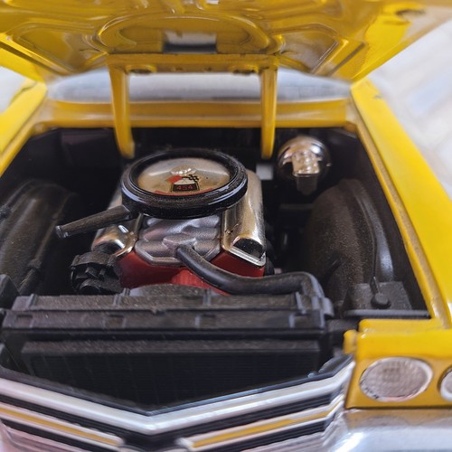 1/18 Ertl Diecast 1970 Chevy Chevelle SS 454 Cowl Induction Yellow & Black - Picture 19 of 19