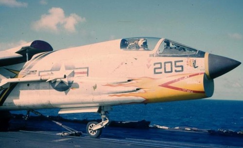 CAT4-R48079 1/48 F-8 Crusader Wheels (early) disassembled Aircraft accessories - Picture 2 of 3