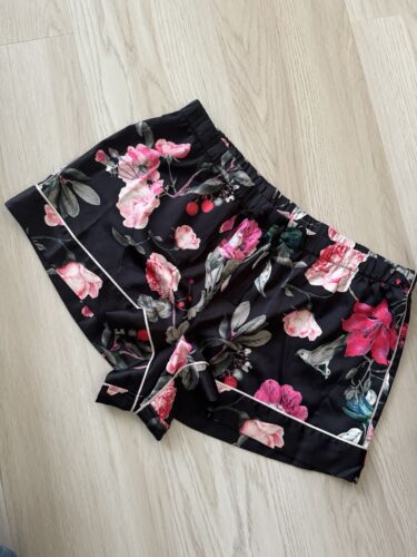 Victoria's Secret Pyjamaunterteil Schlafshorts XL Satin rosa Blumen schwarz neuwertig