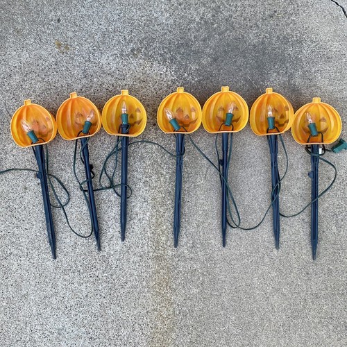 VINTAGE HALLOWEEN BLOW MOLD PUMPKIN JACK O LANTERN LIGHT-UP YARD STAKES SET OF 7 - Picture 9 of 14