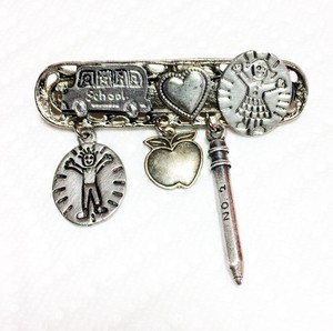 Teacher-Theme-Pin-Brooch-In-Pewter-School-Bus-Heart-Students-Charms