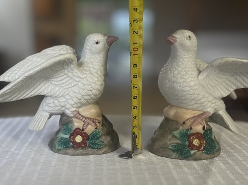 Par de estatuillas de paloma tortuga de cerámica blanca vintage encaramadas en pedestal de roca - Imagen 3 de 6