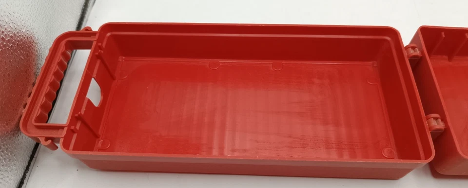 VINTAGE CASSETTE HOLDER STORAGE HARD PLASTIC CARRY CASE. RED. MADE IN ITALY - Image 4 of 4