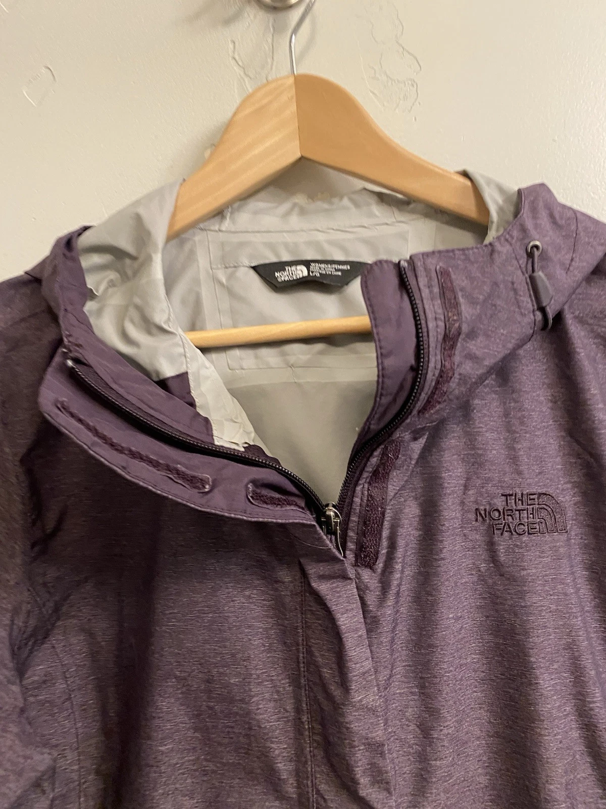 north-face full zip lightweight windbreaker jacket