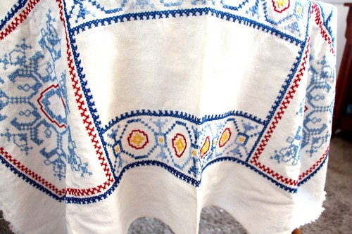 VINTAGE 48"x63" WEISS BAUMWOLLE MEHRFARBIG BLUMEN HANDBESTICKT TISCHDECKE - Bild 6 von 20