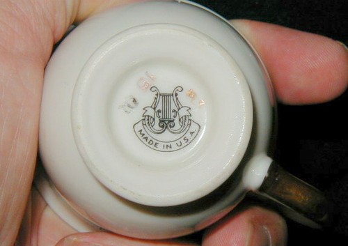 2 VINTAGE CASTLETON CHINA DEMITASSE, ESPRESSO CUPS, NO SAUCERS, MANOR PATTERN? - Picture 3 of 3