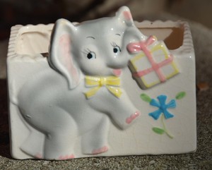 Vintage-BABY-ELEPHANT-with-Present-JAPAN-Small-Ceramic-PLANTER-Flower-2-5-x-4-034