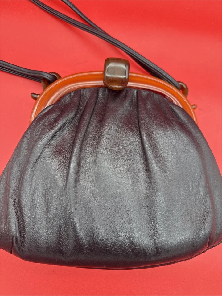 Bolso de mano vintage de cuero con marco Lucite negro Foto 2 de 4