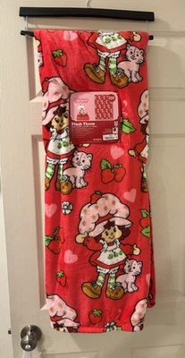 The World of Strawberry Shortcake Red Plush Throw 50” x 70” NWT
